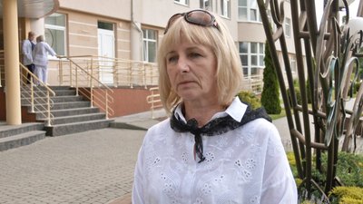 Побратими загиблого бійця зустріли під час виписки в Луцьку його дружину й новонародженого сина Побратими загиблого бійця зустріли під час виписки в Луцьку його дружину й новонародженого сина