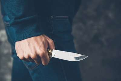Ніж в руках у чоловіка Ніж в руках у чоловіка