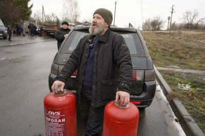 Іван Киктьов, житель Волохового Яру на Харківщині, отримав балониз газом від благодійників, січень 2025 року Іван Киктьов, житель Волохового Яру на Харківщині, отримав балониз газом від благодійників, січень 2025 року