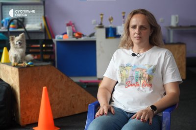 Катаються на скейті, грають у м’яч та знають команди: як тренують собак у кінологічному центрі Катаються на скейті, грають у м’яч та знають команди: як тренують собак у кінологічному центрі