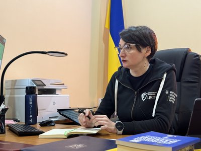 "Будь-яке влучання загрожує вкидом хімічних елементів". Як обстріли та пожежі впливають на стан повітря у Херсоні "Будь-яке влучання загрожує вкидом хімічних елементів". Як обстріли та пожежі впливають на стан повітря у Херсоні