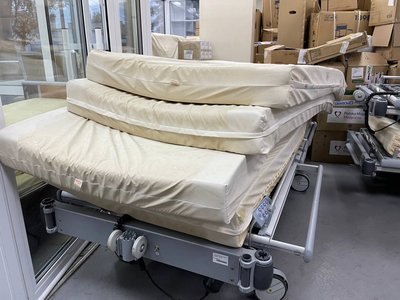 До однієї з лікарень Миколаєва волонтери привезли багатофункціональні ліжка
