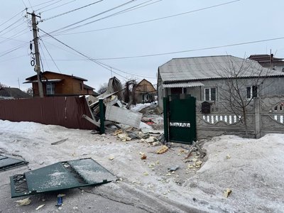 Пошкоджені будинки та автомобіль: наслідки російської атаки фіксують у кількох районах Київщини Пошкоджені будинки та автомобіль: наслідки російської атаки фіксують у кількох районах Київщини