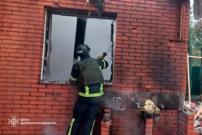 Через обстріл Нікополя на Дніпропетровщині горів житловий будинок Через обстріл Нікополя на Дніпропетровщині горів житловий будинок