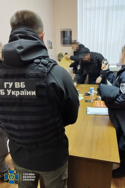 "Попався" на хабарі: у Києві затримали співробітника СБУ "Попався" на хабарі: у Києві затримали співробітника СБУ