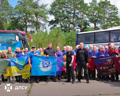 Україна та Росія провели обмін полоненими: серед звільнених захисники Сумщини Україна та Росія провели обмін полоненими: серед звільнених захисники Сумщини