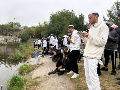 «Віддали гріхи воді»: в Умані завершилося святкування Рош га-Шана «Віддали гріхи воді»: в Умані завершилося святкування Рош га-Шана