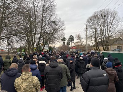 Колона людей на прощанні із штурмовиком Люті Колона людей на прощанні із штурмовиком Люті