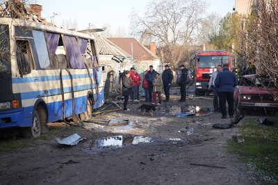 "Їх витягували через вікно": фоторепортаж з місця атаки безпілотників на приватні будинки у Черкаси
