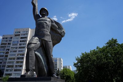 Пам'ятник радянським воїнам-визволителям біля метро "23 серпня" Пам'ятник радянським воїнам-визволителям біля метро "23 серпня"