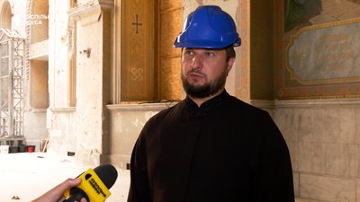 Проводять служби та ремонтують дах: як одеський собор після російської ракетної атаки готують до зими Проводять служби та ремонтують дах: як одеський собор після російської ракетної атаки готують до зими