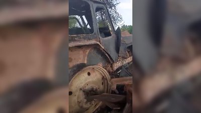 Трактор, що згорів внаслідок обстрілу прикордонного села Костобобрів на Чернігівщини 27 травня 2024 року Трактор, що згорів внаслідок обстрілу прикордонного села Костобобрів на Чернігівщини 27 травня 2024 року