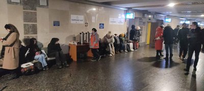 На Центральному вокзалі пасажири очікують поїзди в укриттях На Центральному вокзалі пасажири очікують поїзди в укриттях