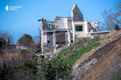 Зсув наближається: жителі Чорноморська про обвали ґрунту біля їхніх будинків Зсув наближається: жителі Чорноморська про обвали ґрунту біля їхніх будинків