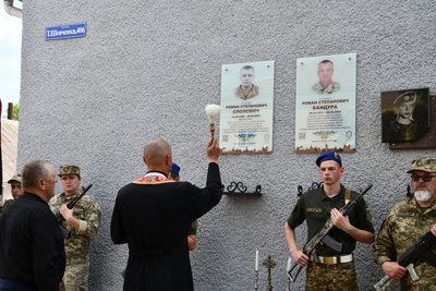 На Франківщині відкрили пам'ятні дошки бійцям Роману Бандурі, Роману Споловичу та Сергію Лазаруку На Франківщині відкрили пам'ятні дошки бійцям Роману Бандурі, Роману Споловичу та Сергію Лазаруку