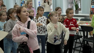 "Ми даруємо радість нашим дітям": у Чернігівській бібліотеці розмальовували пряники "Ми даруємо радість нашим дітям": у Чернігівській бібліотеці розмальовували пряники