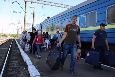 На Житомирщину прибув ще один евакуаційний потяг із переселенцями з Донеччини На Житомирщину прибув ще один евакуаційний потяг із переселенцями з Донеччини