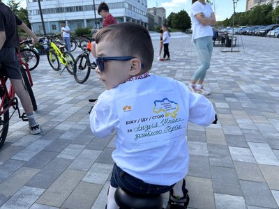 5-річний Богдан з ДЦП подолав інклюзивний маршрут за полеглого на війні військового Андрія Шпака під час акції до Дня Героїв у Новодністровську 5-річний Богдан з ДЦП подолав інклюзивний маршрут за полеглого на війні військового Андрія Шпака під час акції до Дня Героїв у Новодністровську
