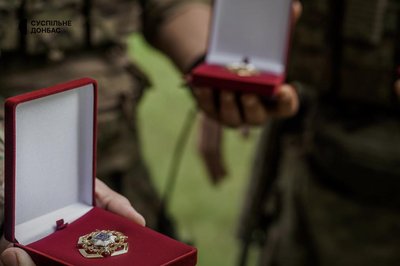 Відзнаки, шеврони та Glock. Тридцять бійців Азову отримали нагороди Відзнаки, шеврони та Glock. Тридцять бійців Азову отримали нагороди