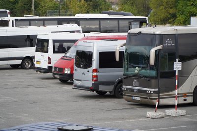 Через атаки на залізницю частина пасажирів у Дніпрі пересідає на автобуси Через атаки на залізницю частина пасажирів у Дніпрі пересідає на автобуси