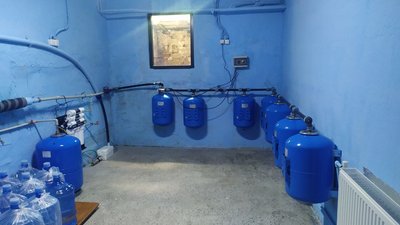Приміщення в укритті, де зберігають питну воду Приміщення в укритті, де зберігають питну воду