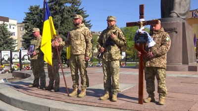 Загинув на Сумщині: з 46-річним солдатом Ігорем Сухим попрощалися у Рівному Загинув на Сумщині: з 46-річним солдатом Ігорем Сухим попрощалися у Рівному