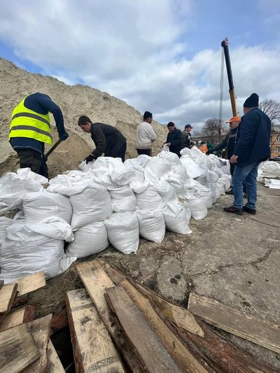 Повінь у Краматорську: 30 вулиць підтоплені. На місці створюють бетонне загородження Повінь у Краматорську: 30 вулиць підтоплені. На місці створюють бетонне загородження