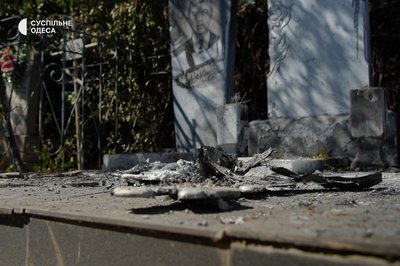В Одесі через російську атаку пошкоджено кладовище: фото В Одесі через російську атаку пошкоджено кладовище: фото