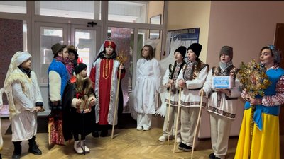 На Рівненщині збирали гроші для військових у вертепі з колядою На Рівненщині збирали гроші для військових у вертепі з колядою