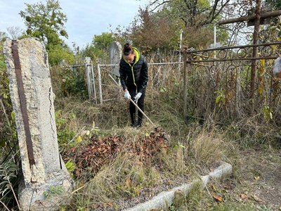 Іноді до місць поховань ведуть знаки: черкащанка прибирає могили та веде блог у ТікТоці Іноді до місць поховань ведуть знаки: черкащанка прибирає могили та веде блог у ТікТоці