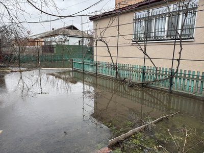 "По коліна води": у Полтаві через дощ і танення снігу затопило приватні будинки, подвір’я та городи "По коліна води": у Полтаві через дощ і танення снігу затопило приватні будинки, подвір’я та городи