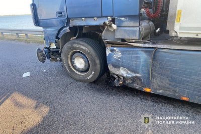 Авто виїхало на зустрічну смугу: на дамбі у Черкасах сталася ДТП Авто виїхало на зустрічну смугу: на дамбі у Черкасах сталася ДТП