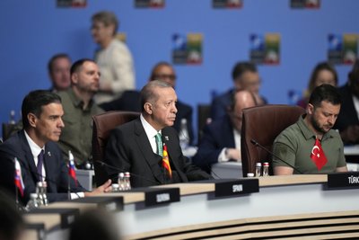 Педро Санчес, Ердоган і Зеленський під час засідання Ради Україна-НАТО у Вільнюсі, 12 липня 2023 Педро Санчес, Ердоган і Зеленський під час засідання Ради Україна-НАТО у Вільнюсі, 12 липня 2023