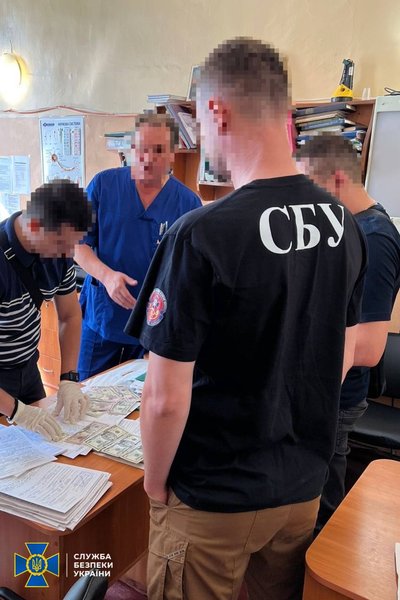 Обіцяли відстрочку від мобілізації: в Одесі затримали завідувача відділення та лікаря медзакладу — СБУ Обіцяли відстрочку від мобілізації: в Одесі затримали завідувача відділення та лікаря медзакладу — СБУ