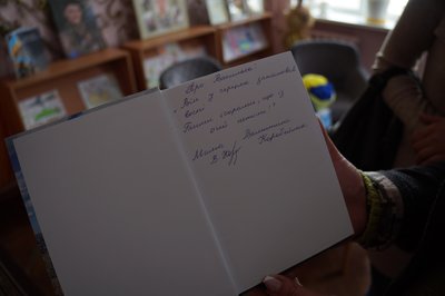 У Сумах мати загиблого захисника презентувала книгу про сина У Сумах мати загиблого захисника презентувала книгу про сина