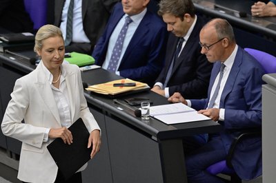 Співголова ультраправої партії «Альтернатива для Німеччини» (AfD) Аліс Вайдель проходить канцлера Німеччини Фрідріха Мерца у Бундестазі. Берлін, 9 вересня 2026 року