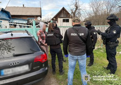 На Житомирщині поліцейські затримали чоловіка під час продажу боєприпасів і гранати На Житомирщині поліцейські затримали чоловіка під час продажу боєприпасів і гранати