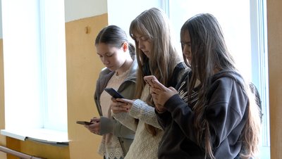 "Цілу ніч сидів в телефоні": як у школі на Черкащині долають залежність від гаджетів "Цілу ніч сидів в телефоні": як у школі на Черкащині долають залежність від гаджетів