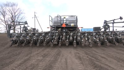 "Чекали аби прогрілася земля": черкаські аграрії розпочали посів кукурудзи