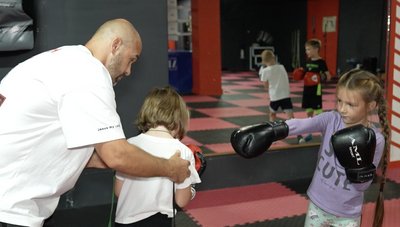 Тренує попри біль: історія ветерана війни з Черкас, який навчає дітей боксу Тренує попри біль: історія ветерана війни з Черкас, який навчає дітей боксу
