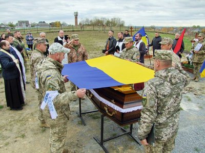 Змогли попрощатися через два роки після смерті. На Тернопільщині поховали загиблого оборонця з Курахового Змогли попрощатися через два роки після смерті. На Тернопільщині поховали загиблого оборонця з Курахового