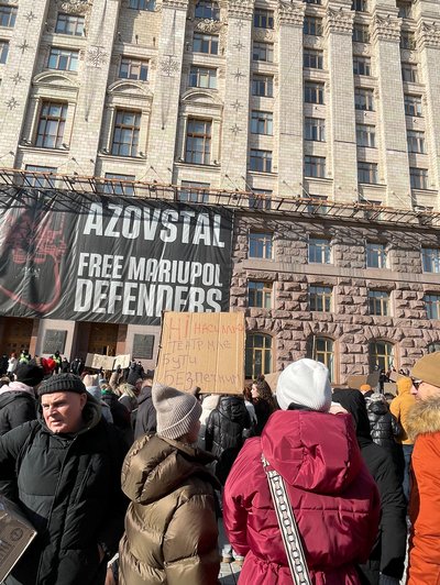 "Підтримую 46" та "Не мовчи" під Молодим Театром триває мітинг проти сексуального насильства в театрах "Підтримую 46" та "Не мовчи" під Молодим Театром триває мітинг проти сексуального насильства в театрах
