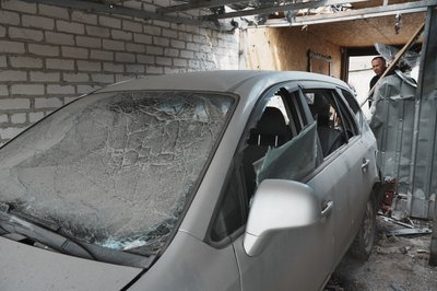 Автівка була пошкоджена внаслідок удару РФ по гаражах у Харкові Автівка була пошкоджена внаслідок удару РФ по гаражах у Харкові