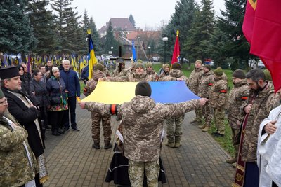 В Ужгороді попрощалися із захисником Дмитром Павличем В Ужгороді попрощалися із захисником Дмитром Павличем