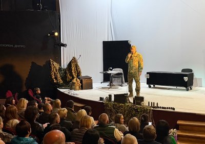 Особисті історії та спогади про війну. У Дніпрі перезентували доку-перформанс
