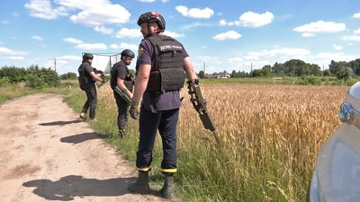 Піротехніки шукають касетні боєприпаси у Прилуцькому на Волині Піротехніки шукають касетні боєприпаси у Прилуцькому на Волині