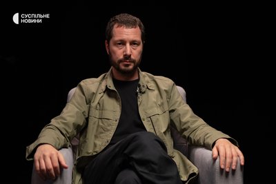 Режисер документальних фільмів та військовий репортер Мстислав Чернов під час інтервʼю на Суспільному у Києві, 28 серпня 2025 року Режисер документальних фільмів та військовий репортер Мстислав Чернов під час інтервʼю на Суспільному у Києві, 28 серпня 2025 року
