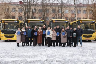 Дев’ять громад Вінниччини отримали нові шкільні автобуси Дев’ять громад Вінниччини отримали нові шкільні автобуси