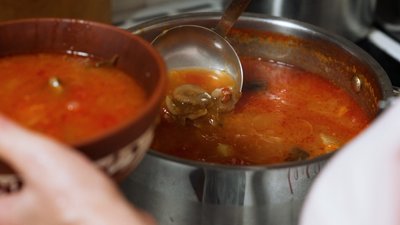 Без буряка та капусти: як на Поліссі готують традиційний борщ із грибами, пшоном і помідорами Без буряка та капусти: як на Поліссі готують традиційний борщ із грибами, пшоном і помідорами