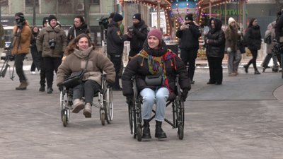 "Такий маленький, а не піддався": як на кріслах колісних перевіряли доступність пандусів в центрі Рівного
